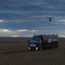 想拍電影?大疆STORM航拍平臺(tái)滿(mǎn)足你:完整的攝制組+卡車(chē)